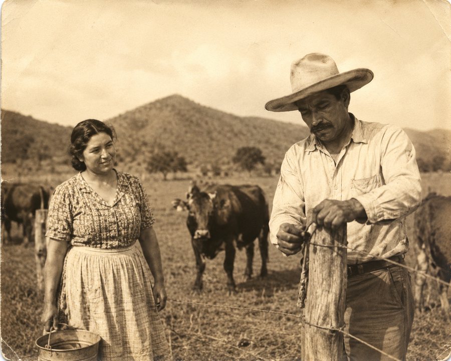 Don Gervasio y Gertrudis junto a una cerca